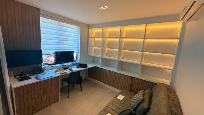 Escritório planejado completo com estantes, armarios, gavetas e plano de trabalho.