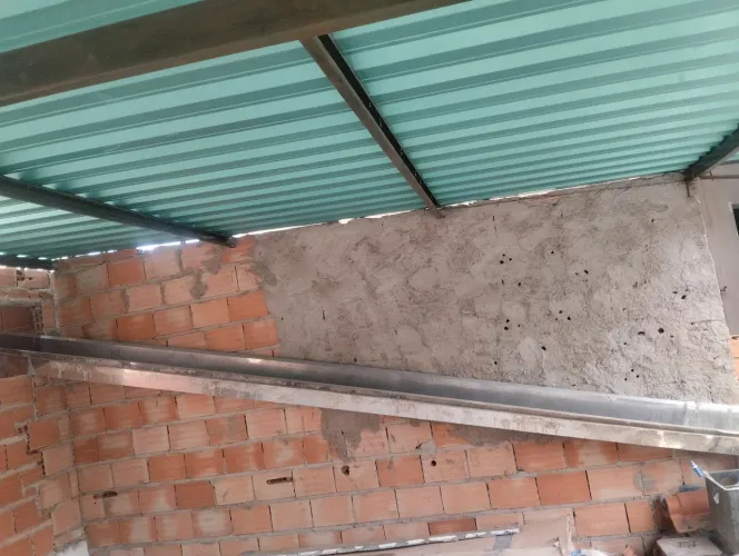 Vende-se duas calhas de 5 m de comprimento