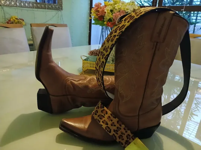 2 botas feminina, 36/37 semi novas ,mt estilosas 1 couro 1 couro camurça, mais 1 cinto.