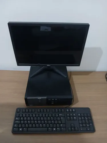 Computador Dell com monitor e teclado