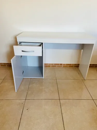 Vendo escrivaninha com uma gaveta e um maleiro