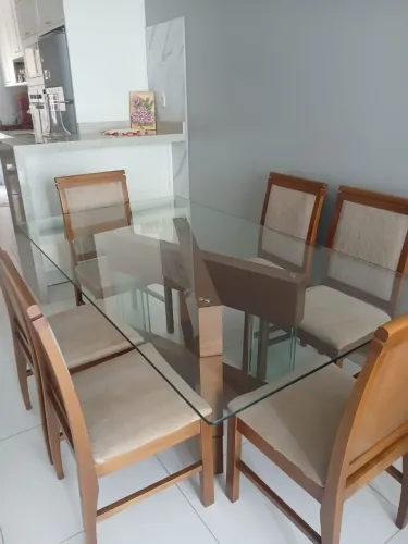 Mesa de madeira com 6 cadeiras