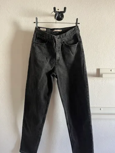 Calça Levi?s Premium 80s Mom Jean preta - tamanho 27