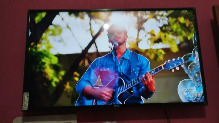 Tv 49 esmalte, mais não tem mais atualização, tem que comprar o parelho tv box, pas cartao
