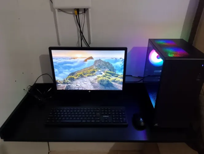 Computador de mesa.