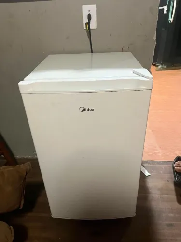 Frigobar Midea, em ótimo estado