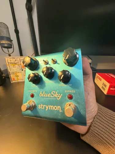 Pedal de reverb Strymon Blue Sky