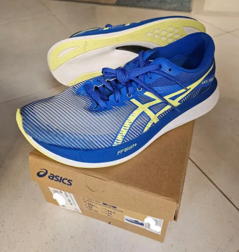 Tênis de corrida com placa. Marca Asics e modelo Magic Speed 3. 