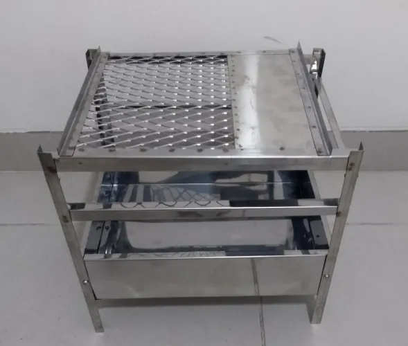 MINI CHURRASQUEIRA DESMONTÁVEL DE INOX COM GRELHA DE INOX.