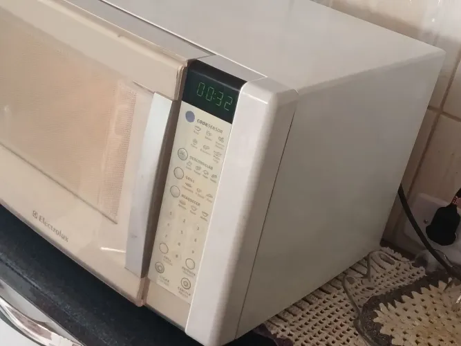 Vendo microondas eletrolux 30 Litros com dourador branco funcionando perfeitamente.