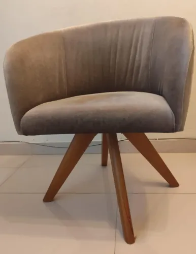 Poltrona giratória em veludo