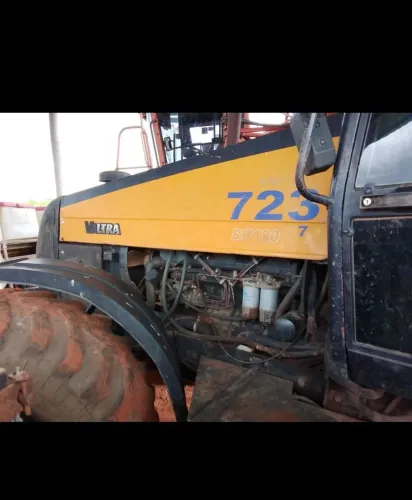 Trator Valtra BH 180 acompanha grade piccim 16/32