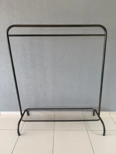 Arara de roupas de ferro