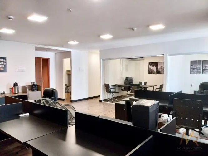 Sala comercial mobiliada no Morumbi, 80m² ,com 2 banheiros , ar condicionado, 2 vagas.