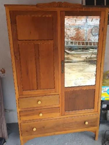 Guarda roupa relíquia 