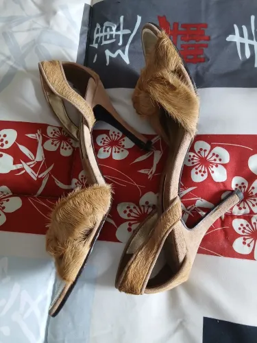 SANDÁLIA DE LUXO PAULA FERBER FEITA A MÃO COURO PÊLO BOVINO 27 CM 39/40 EXCELENTE ESTADO