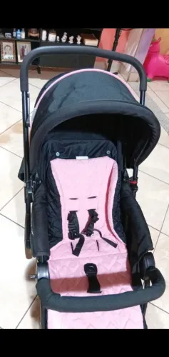 Carrinho de bebê e bebê conforto