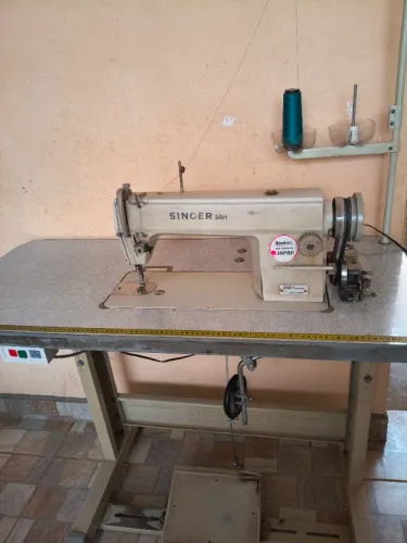 Máquina de costura industrial reta 