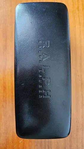Case estojo para óculos Ralph loren em couro forrado com veludo 17cm X 7cm. Usado em otimo