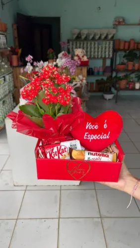 Cestas para presentear com flores e chocolate 