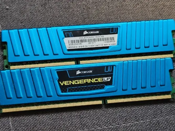 Kit Memória RAM Corsair Vengeance LP DDR3 8GB (2x4GB) 1600MHz