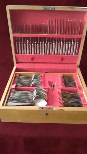 Vendo Faqueiro Fracalanza completo com 129 peças, banho de prata 90, da década de 1980