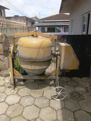 Vendo betoneira semi nova