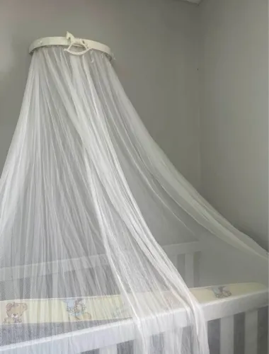 Berço (com colchão ) e dorsel e mosquiteiro