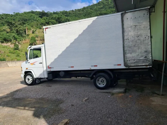 Vendo MB 710 com Baú