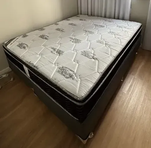 Cama de casal Ortobom Queen Size box e colchão excelente estado.