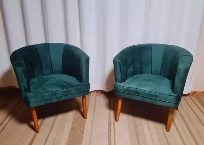 Poltrona Aconchegante para Sala de Estar Tecido Veludo Confortável Pés de Madeira Resisten
