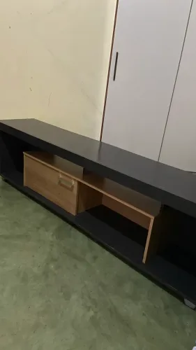 rack para TV estilo Ravenna com acabamento em grafite e madeira