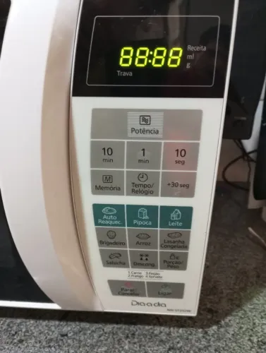 Microondas 20 litros Panassonic 127 volts, conservado mas com marcas de uso funcionando