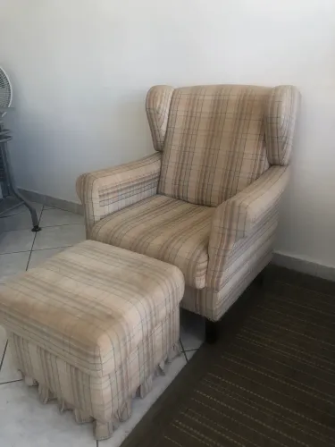Poltrona com descance de pernas