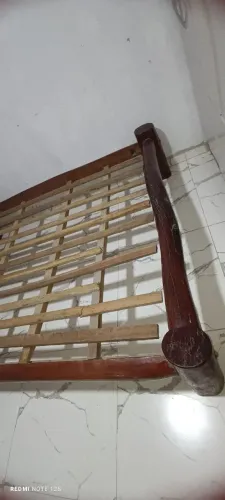 Cama rústica de madeira 