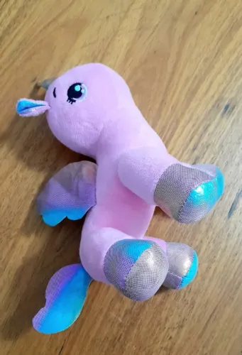 ?Unicórnio de Pelúcia Alado Rosa/Lilás (Semi-novo)