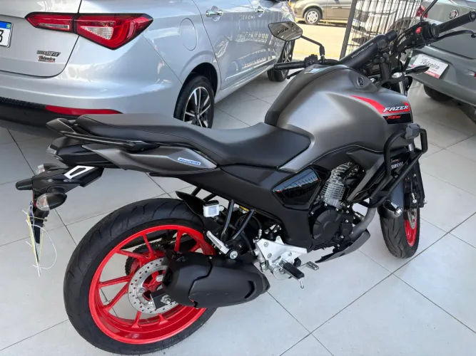 Y15 2025- Apenas 4.000 km. Zerinho