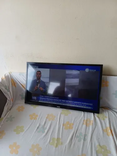 TV 32polegadas seme nova...