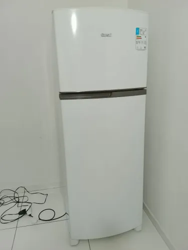 Geladeira Consul 260 litros ( praticamente nova) 1 ano de uso.