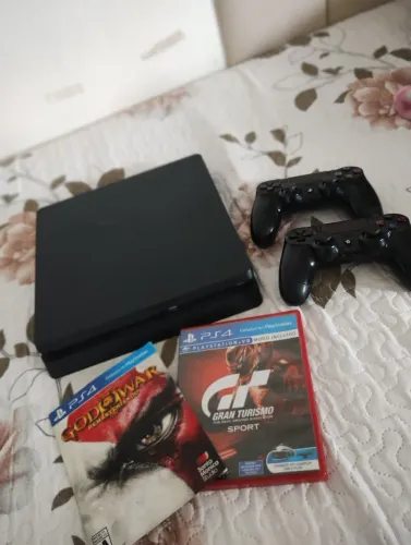 PS4 SLIM COM 2 CONTROLES E VARIOS JOGOS