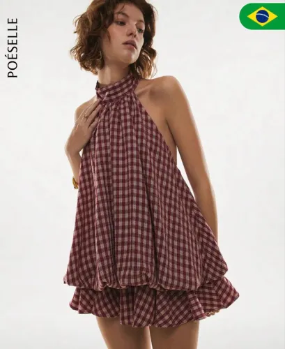 vestido mini xadrez com decote halter e costas nuas da marca Poéselle.