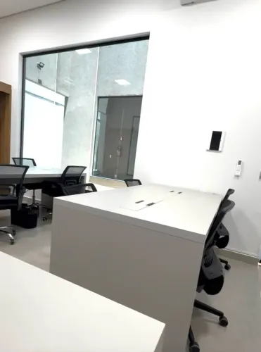 Mesa/estação de trabalho para até 4 pessoas cada