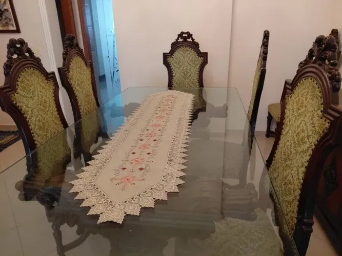 Mesa de jantar tampo de vidro - pés em madeira trabalhada