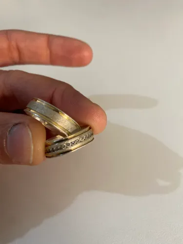 Par de alianças de prato com fio de ouro e cravejada
