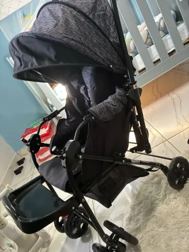 Carrinho de bebê com bebê conforto da cosco