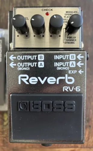 Pedal Boss RV6 muito novo!