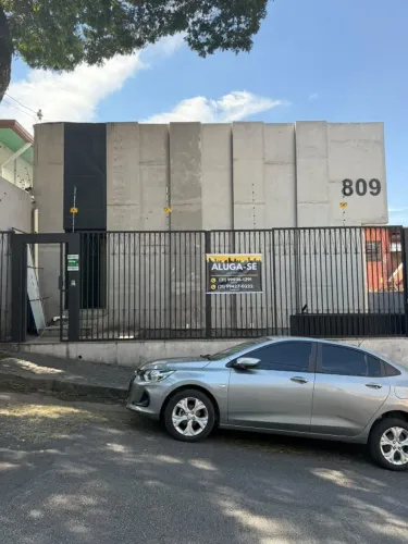 Imóvel Comercial: 4 ambientes com porão, localizado na Rua Cura D' Ars, 809, Bairro Prado.