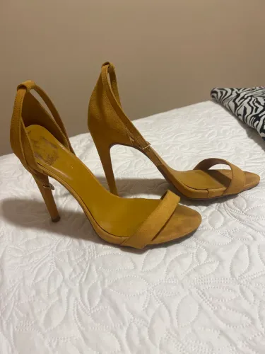 SAPATO DE CAMURÇA MOSTARDA