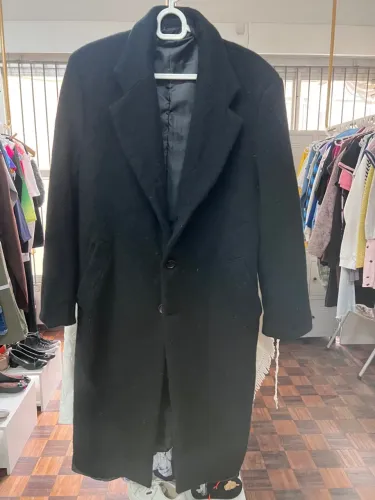 Casaco preto longo lá batida