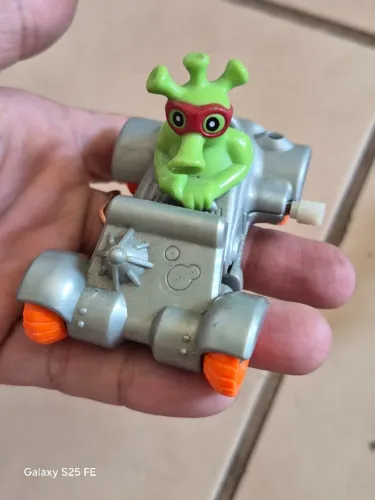 Alienígena em um veículo espacial, coleção de surpresas do Kinder Ovo 2005